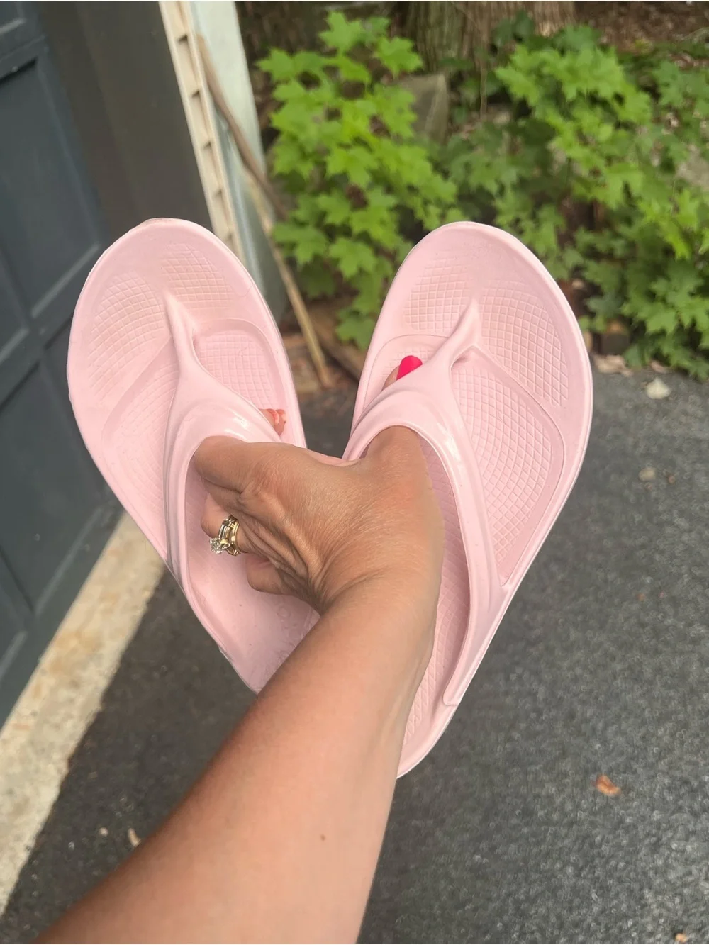 OOFOS Women's OOlala Sandals in Pale Pink